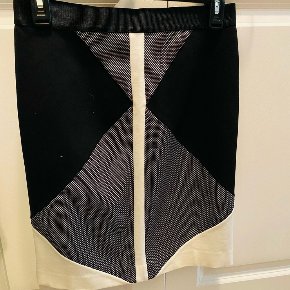 Ann Taylor Black & White Geometric Pattern Skirt. Like new, great condition !